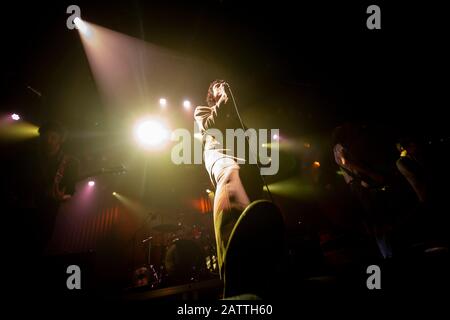 Porto, Portugal. Februar 2020. Englische Rockband Fat White Family treten live auf der Bühne im Hard Club in Porto auf. Credit: Sopa Images Limited/Alamy Live News Stockfoto