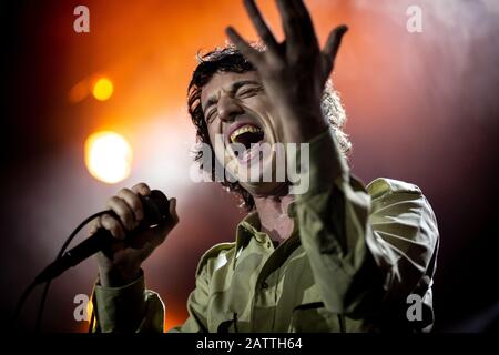 Porto, Portugal. Februar 2020. Lias Kaci Saoudi von der englischen Rockband Fat White Family tritt live auf der Bühne im Hard Club in Porto auf. Credit: Sopa Images Limited/Alamy Live News Stockfoto