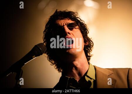 Porto, Portugal. Februar 2020. Lias Kaci Saoudi von der englischen Rockband Fat White Family tritt live auf der Bühne im Hard Club in Porto auf. Credit: Sopa Images Limited/Alamy Live News Stockfoto