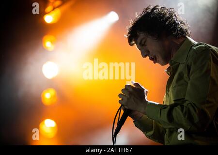 Porto, Portugal. Februar 2020. Lias Kaci Saoudi von der englischen Rockband Fat White Family tritt live auf der Bühne im Hard Club in Porto auf. Credit: Sopa Images Limited/Alamy Live News Stockfoto