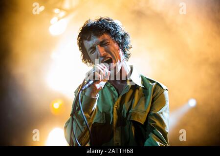 Porto, Portugal. Februar 2020. Lias Kaci Saoudi von der englischen Rockband Fat White Family tritt live auf der Bühne im Hard Club in Porto auf. Credit: Sopa Images Limited/Alamy Live News Stockfoto