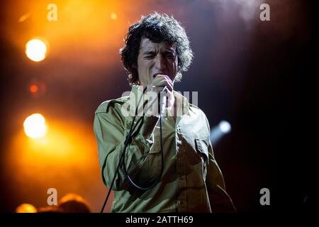 Porto, Portugal. Februar 2020. Lias Kaci Saoudi von der englischen Rockband Fat White Family tritt live auf der Bühne im Hard Club in Porto auf. Credit: Sopa Images Limited/Alamy Live News Stockfoto