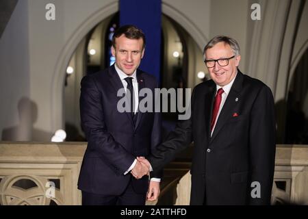 Krakow, Polen. Februar 2020. Der französische Präsident Emmanuel Macron posiert für ein Foto mit dem JU-Rektor-Professor Wojciech Nowak an der historischen Jagiellonen-Universität in Polen während des Besuchs.2. Tag des offiziellen Besuches von Präsident Emmanuel Macron in Polen. Nach erfolgreichen bilateralen Treffen unterzeichneten Polen und Frankreich im Rahmen ihrer "strategischen Partnerschaft" ein Kooperationsprogramm und es wurde ein künftiges Gipfeltreffen zwischen Deutschland, Frankreich und Polen im Rahmen des Weimar-Dreiecks angekündigt. Credit: Sopa Images Limited/Alamy Live News Stockfoto