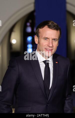 Krakow, Polen. Februar 2020. Der französische Präsident Emmanuel Macron posiert für ein Foto an der historischen Jagiellonen-Universität in Polen während des Besuchs.2. Tag des offiziellen Besuches von Präsident Emmanuel Macron in Polen. Nach erfolgreichen bilateralen Treffen unterzeichneten Polen und Frankreich im Rahmen ihrer "strategischen Partnerschaft" ein Kooperationsprogramm und es wurde ein künftiges Gipfeltreffen zwischen Deutschland, Frankreich und Polen im Rahmen des Weimar-Dreiecks angekündigt. Credit: Sopa Images Limited/Alamy Live News Stockfoto