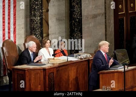 Washington DC, USA. Februar 2020. Präsident Donald J. Trump spricht während der Rede zum US-Bundesstaat 2020 auf dem Kapitol am 4. Februar 2020. Kredit: Alex Wroblewski/CNP /MediaPunch Credit: MediaPunch Inc/Alamy Live News Stockfoto