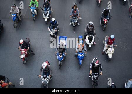 Bangkok, Thailand - 14. Dezember 2019 : VIELE Menschen in Thailand mit Motorrad als primäre Transport. Stockfoto