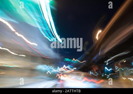 Abstraktes Licht vom Auto auf der Straße in der Nacht Stockfoto