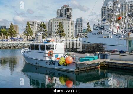 Kommerzielle Fischerboote, die im Hafen von San Diego angedockt sind. Fish Harbor Pier Befindet Sich im Stadtzentrum von San Diego neben dem Hafendorf. Kalifornien, USA. Januar 2020 Stockfoto