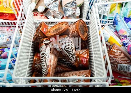 Bangkok, Thailand - 22. Dezember 2019 : Cornetto Eis im Kühlschrank. Stockfoto