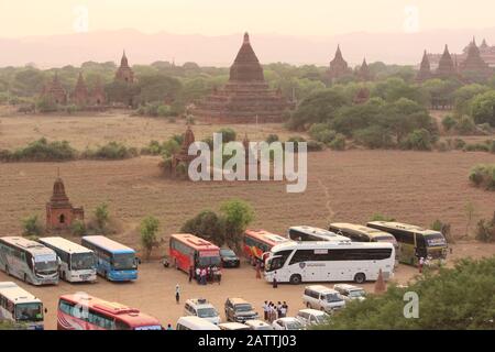 Blick von der Spitze der Shwesandaw Pagode vor Sonnenuntergang Stockfoto