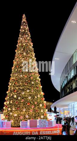 Weihnachtsbaum und weihnachtsmarkt auf dem Gae Aulenti-Platz mit Lichtern und Menschen - Mailand, Italien Stockfoto