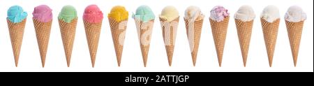 Bunte Eiskegel auf Weiß Stockfoto