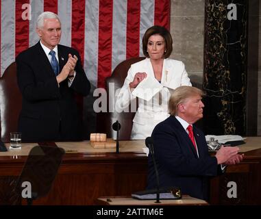 Washington, Vereinigte Staaten. Februar 2020. Die Sprecherin des Hauses Nancy Pelosi zerreißt ihre Kopie der Rede zum Staat der Union, als Präsident Donald Trump am Dienstag, den 4. Februar 2020, seine Ansprache zu einer gemeinsamen Kongresssitzung in der Parlamentskammer des US-Kapitols in Washington, DC beendet. Vizepräsident Mike Pence lobt links. Foto von Kevin Dietsch/UPI Credit: UPI/Alamy Live News Stockfoto