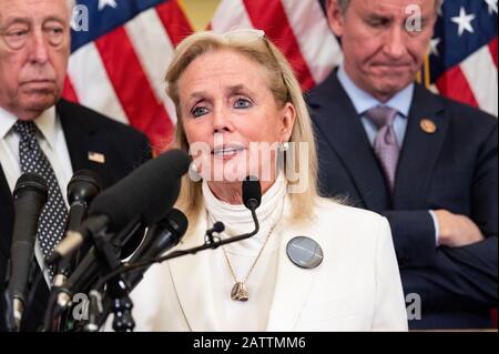 4. Februar 2020 - Washington, DC, Vereinigte Staaten: US-Repräsentantin Debbie Dingell (D-MI) spricht auf einer demokratischen Pressekonferenz, auf der der präsident aufgefordert wird, Patienten mit bestehender Berichterstattung, niedrigeren Drogenpreisen und einer Ausweitung der Gesundheitsversorgung zu schützen. (Foto von Michael Brochstein/Sipa USA) Stockfoto