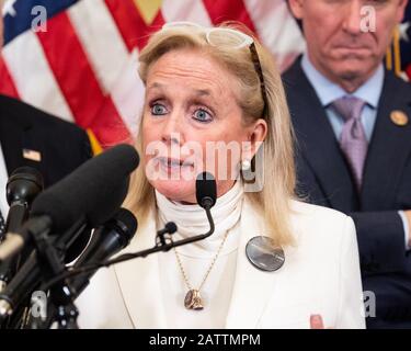 4. Februar 2020 - Washington, DC, Vereinigte Staaten: US-Repräsentantin Debbie Dingell (D-MI) spricht auf einer demokratischen Pressekonferenz, auf der der präsident aufgefordert wird, Patienten mit bestehender Berichterstattung, niedrigeren Drogenpreisen und einer Ausweitung der Gesundheitsversorgung zu schützen. (Foto von Michael Brochstein/Sipa USA) Stockfoto