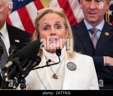 4. Februar 2020 - Washington, DC, Vereinigte Staaten: US-Repräsentantin Debbie Dingell (D-MI) spricht auf einer demokratischen Pressekonferenz, auf der der präsident aufgefordert wird, Patienten mit bestehender Berichterstattung, niedrigeren Drogenpreisen und einer Ausweitung der Gesundheitsversorgung zu schützen. (Foto von Michael Brochstein/Sipa USA) Stockfoto