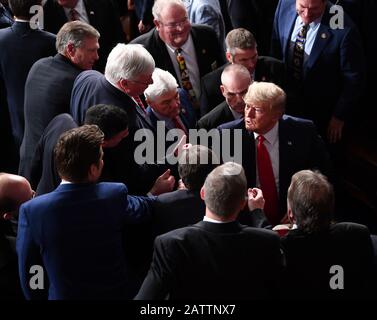 Washington, Vereinigte Staaten. Februar 2020. Präsident Donald Trump schüttelt die Hände mit Kongressmitgliedern, nachdem Trumps Rede zum US-Bundesstaat der Union auf einer gemeinsamen Kongresssitzung in der Parlamentskammer des US-Kapitols in Washington, DC am Dienstag, 4. Februar 2020, ankam. Foto von Kevin Dietsch/UPI Credit: UPI/Alamy Live News Stockfoto