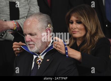 Washington, Vereinigte Staaten. Februar 2020. First Lady Melania Trump überreicht dem konservativen Kommentator Rush Limbaugh die Presidential Medal of Freedom, während Präsident Donald Trump seine Rede zum Staat der Union an eine gemeinsame Kongresssitzung in der Parlamentskammer des US-Kapitols in Washington, DC am Dienstag, 4. Februar 2020, abgibt. Foto von Pat Benic/UPI Credit: UPI/Alamy Live News Stockfoto