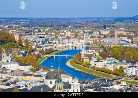 Luftaufnahme der Salzburger Altstadt im Herbst, Österreich. Stockfoto