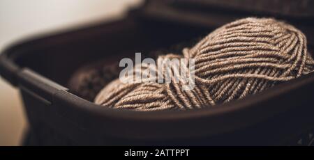 Korb mit Garn innen. Strickkonzept. Stockfoto