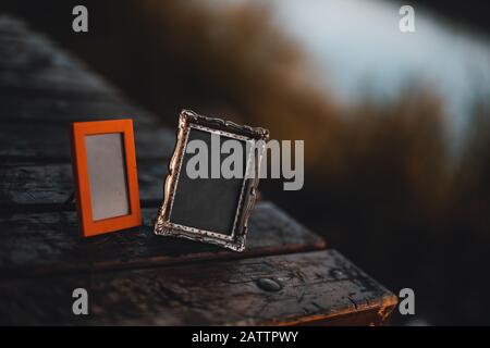 Leere Fotorahmen auf dem Tisch im Freien. Hintergrundkonzept. Stockfoto