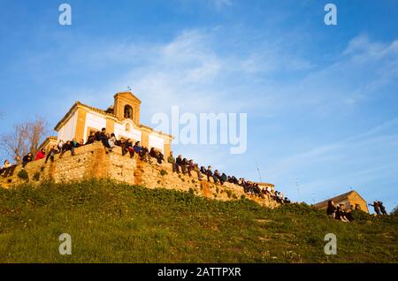 Granada, Spanien - 17. Januar 2020: EINE große Gruppe von Menschen betrachtet den Sonnenuntergang vom Aussichtspunkt der Einsiedelei San Miguel alto aus. Stockfoto