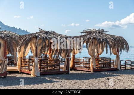 Schöne Laube aus Palmblättern am Strand in Abchasien Stockfoto