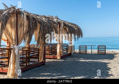 Schöne Laube aus Palmblättern am Strand in Abchasien Stockfoto