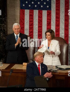 Washington DC, USA. Februar 2020. Präsident Donald Trump gibt vor einer Sitzung im Kongress im US-Kapitol in Washington, DC, Dienstag, 4. Februar 2020 seine Rede zum US-Bundesstaat der Union ab. (Foto von Rod Lamkey Jr./SIPA USA) Credit: SIPA USA/Alamy Live News Stockfoto