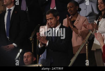 Washington DC, USA. Februar 2020. Venezuelas Oppositionsführer Juan Guaido Gesten, als US-Präsident Donald Trump seine Rede zur Lage der Union zu einer gemeinsamen Sitzung des US-Kongresses in der Kammer des US-Kapitols in Washington, USA 4. Februar 2020, abgibt. Kredit: Leah Millis/Pool über CNP/MediaPunch Credit: MediaPunch Inc/Alamy Live News Stockfoto