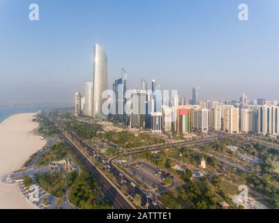 Abu Dhabi Downtown Blick aus dem Hubschrauber. Stockfoto