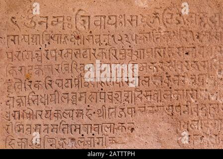 Petroglyphen von Edikten, die in Sanskrit (ca. 12. Jahrhundert) an den Wänden der Kiradu-Tempel in der Nähe von Barmer, Rajasthan, geschrieben wurden. Stockfoto