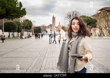 Schönes junges Mädchen in modischer Kleidung mit Kartenspaziergängen im Sultan-Ahmet-Park in Istanbul, Türkei.Traveler Woman Lifestyle-Konzept. Stockfoto