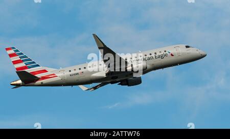 Richmond, British Columbia, Kanada. Nov. 2019. Ein eingangiger Jet-Flieger von American Eagle (Compass Airlines) Embraer E175 (N216NN), der nach dem Start in die Luft getragen wird. Kredit: Bayne Stanley/ZUMA Wire/Alamy Live News Stockfoto