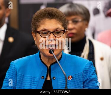 Washington, Vereinigte Staaten. Februar 2020. Die US-Vertreterin Karen Bass (D-CA) spricht im Congressional Black Caucus Prebuttal vor der Adresse des US-Bundesstaates Washington, DC. Credit: Sopa Images Limited/Alamy Live News Stockfoto