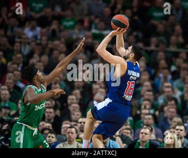 Kaunas, Litauen. Februar 2020. Kostas Papanikolaou (R) von Olympiacos Piräus schießt während des regulären Saisonspiels der Euroleague Basketball zwischen dem litauischen Zalgiris Kaunas und Griechenlands Olympiacos Piräus in Kaunas, Litauen, 4. Februar 2020. Credit: Alfredas Pliadis/Xinhua/Alamy Live News Stockfoto