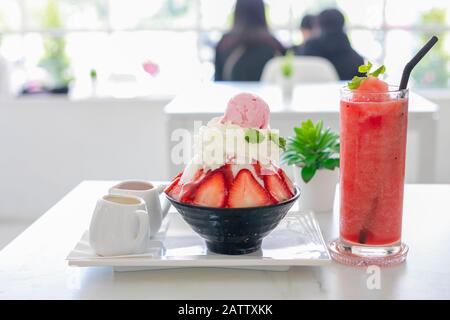 Köstliche Erdbeer-Eisschaufel mit frischen Erdbeeren auf Tischhintergrund Stockfoto