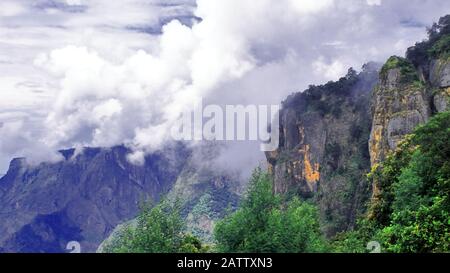 Wolken bedeckte Pfeilerfelsen und Palani-Hügel sehen aus dem Blickpunkt der Pfeilerfelsen auf der kadaikanalen Hügelstation in tamilnadu, indien Stockfoto