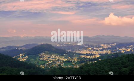 Malerische Aussicht auf die stadt ooty von doddabetta Peak, dem höchsten Punkt der nilgiri Range in tamilnadu, indien Stockfoto