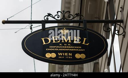 Schild über dem Eingang zur Süßwarenfabrik Demel am Kohlmarkt. Touristenziel. Beliebt bei Sacher Torte (Kuchen mit Schokolade und Aprikosenmarmelade) Stockfoto