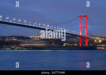 Istanbul, Türkei - 13. Januar 2020: Sonnenuntergang oder Abenddämmerung über der Ersten Bosporusbrücke, Die Den Bosporus oder den Bosporus Straits Istanbul Türkei überquert. Büyük Çamlı Stockfoto