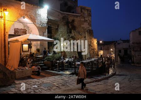 Matera, Italien, 14. September 2019: Abend Blick auf die Stadt Matera, Italien, mit den bunten Lichtern Hervorhebung Patios von Straßencafés in der S Stockfoto