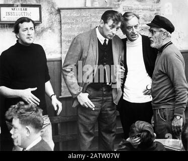 Drehbuchautor ROBERT BOLT ROBERT MITCHELL Regisseur DAVID LEAN und Kameramann FREDDIE YOUNG on Set Candid während der Dreharbeiten zu RYANS TOCHTER 1970 Faraway Productions/Metro Goldwyn Mayer Stockfoto