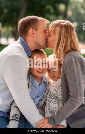 Glückliche Familie mit zwei Kinder gemeinsam Spaß im Park im Freien Stockfoto