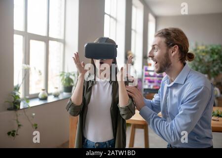 VR-Technologien. Ein Mann und eine Frau, die die VR-Brille genießen Stockfoto