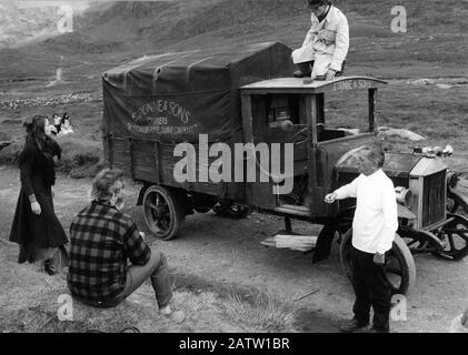 Sarah MILES CHRISTOPHER JONES ( auf dem Truck) und Regisseur DAVID LEAN auf dem Set Location Candid während der Dreharbeiten zu RYANS TOCHTER 1970 Drehbuch ROBERT BOLT Faraway Productions / Metro Goldwyn Mayer Stockfoto