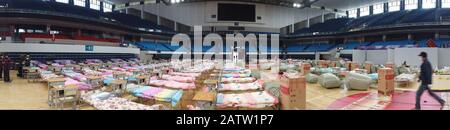 (200205) -- WUHAN, 5. Februar 2020 (Xinhua) -- Das zusammengesetzte Foto vom 4. Februar 2020 zeigt eine Innenansicht des Hongshan-Gymnasiums, eines Veranstaltungsorts, das in ein provisorisches Krankenhaus umgewandelt wurde, um Patienten zu empfangen, die mit dem neuartigen Coronavirus (2019-nCoV) infiziert sind, in Wuhan, der zentralchinesischen Provinz Hubei. Die chinesische Stadt Wuhan, das Epizentrum des Coronavirus-Ausbruchs, ist dabei, mehr provisorische Krankenhäuser zu schaffen, um die Überzahl der mit dem neuartigen Coronavirus infizierten Patienten zu bewältigen. Wuhan, die Hauptstadt der Provinz Hubei, hat beschlossen, 11 Veranstaltungsorte umzubauen, darunter Turnhallen, Ausstellungszentrum Stockfoto