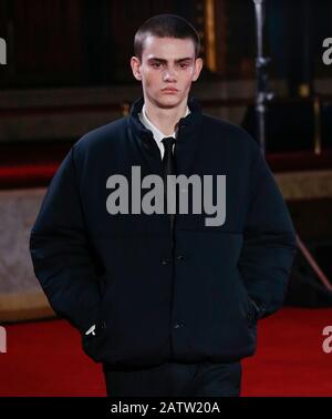New York, NY - 04. Februar 2020: Ein Modell läuft während der New York Fashion Week auf der Modenschau "N.Hoolywood Fall Winter 2020" die Landebahn Stockfoto