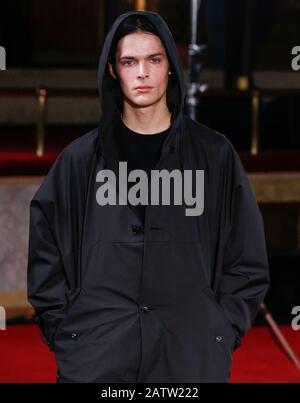 New York, NY - 04. Februar 2020: Ein Modell läuft während der New York Fashion Week auf der Modenschau "N.Hoolywood Fall Winter 2020" die Landebahn Stockfoto