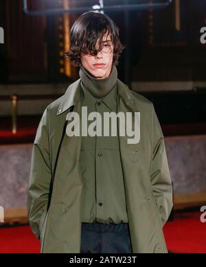 New York, NY - 04. Februar 2020: Ein Modell läuft während der New York Fashion Week auf der Modenschau "N.Hoolywood Fall Winter 2020" die Landebahn Stockfoto